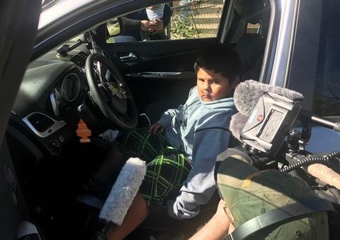 Menino de 5 anos é parado pela polícia ao dirigir carro dos pais em estrada americana