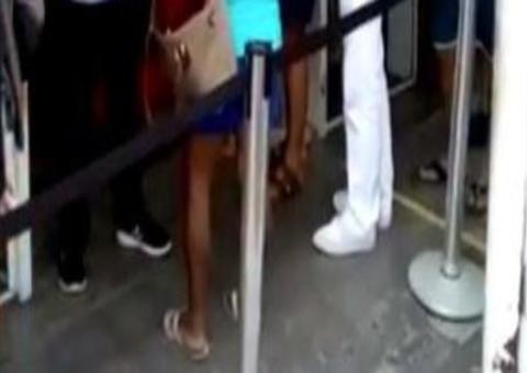 Patixa Teló 'causa' ao tentar furar fila quilométrica de banco em Manaus