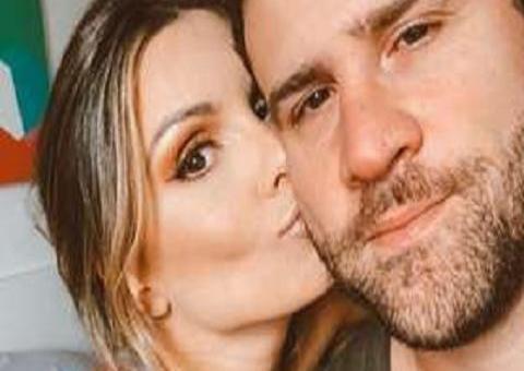 Marcelo Zangrandi posa pelado sob cuidados da esposa Flávia Viana