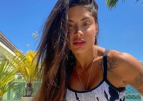 Aline Riscado impressiona ao mostrar bumbum e pernas torneadas em vídeo na web
