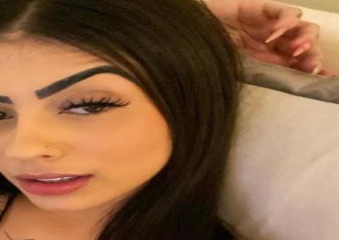 MC Mirella arranca suspiros dos fãs ao deixar parte dos seios à mostra