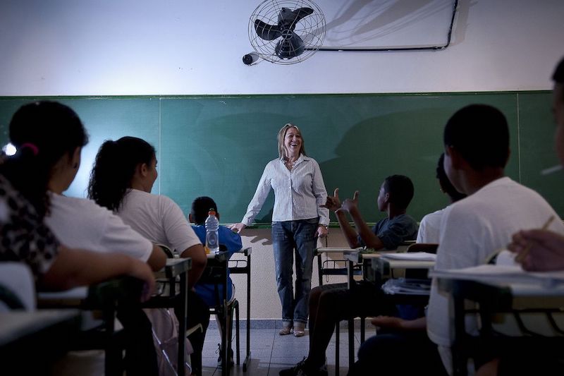 Suspensão de direitos políticos não retira direito a educação