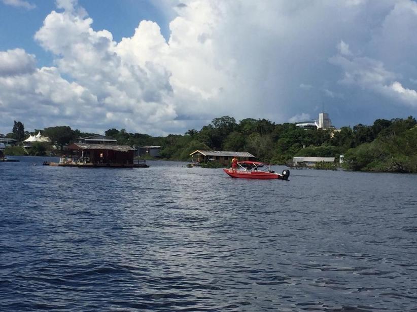 Deputada pede fiscalização e multa contra flutuantes que continuam funcionando em Manaus