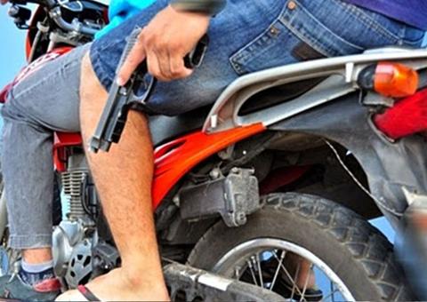 Após cometer roubo, criminoso faz mototaxista refém durante fuga em Manaus