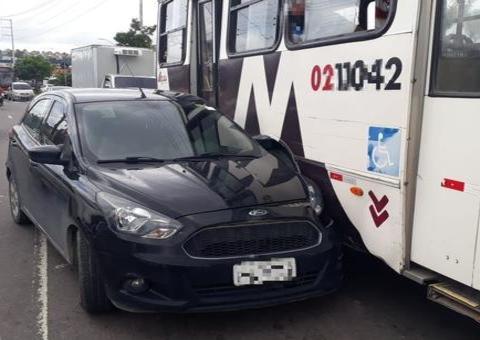 Em Manaus, acidente entre carro e ônibus causa transtorno em avenida