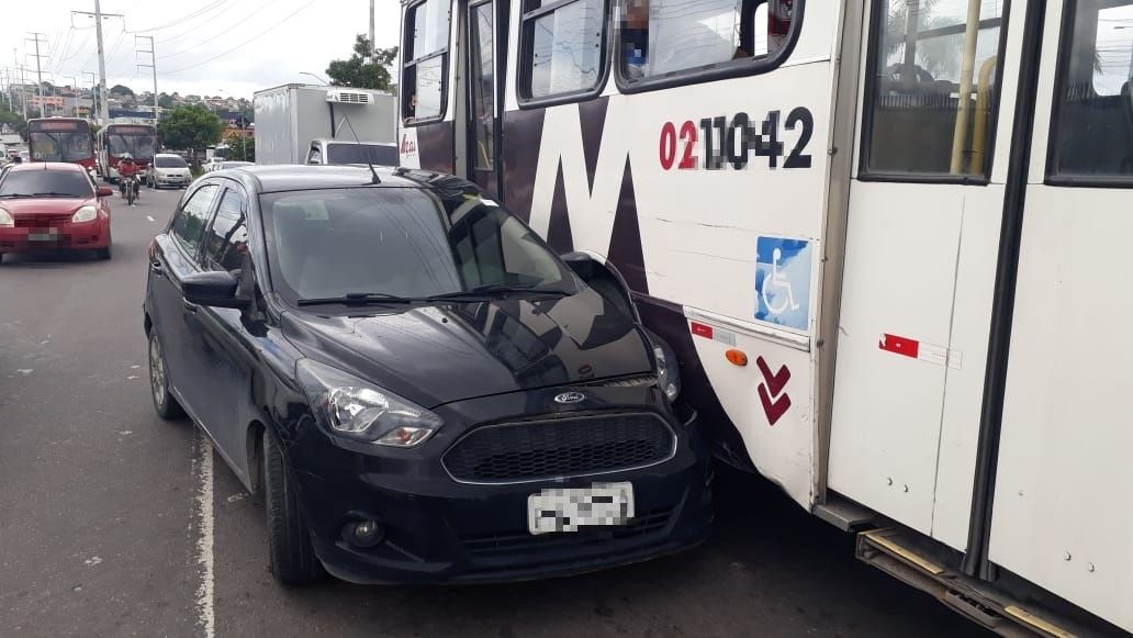 Em Manaus, acidente entre carro e ônibus causa transtorno em avenida