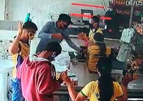 Usando máscaras, dupla armada rouba R$ 2 mil de supermercado no Amazonas 