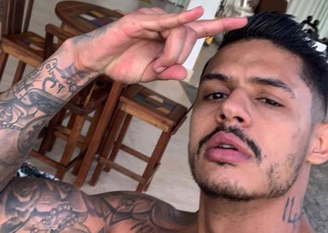 Rapper Hungria fura quarentena com festinha após live incentivando isolamento