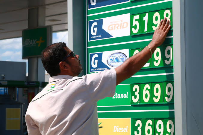 Falta de repasse no preço de combustíveis é questionada em Manaus