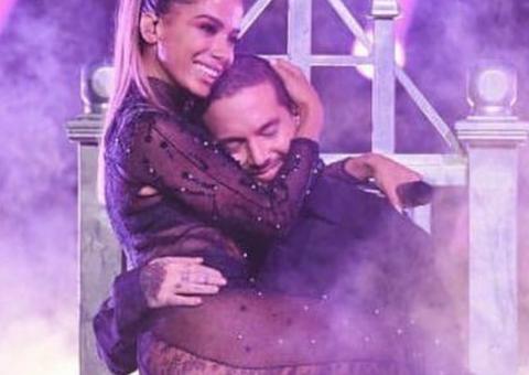 Anitta causa ao apagar ex-marido de foto com J Balvin
