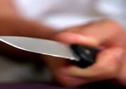 Acreditando ter sido traído, homem esfaqueia pescoço de namorada e sai para comemorar 