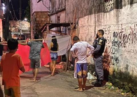 Homem tem o corpo crivado a balas após ser perseguido em avenida de Manaus