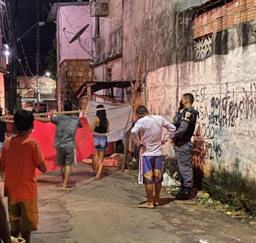 Homem tem o corpo crivado a balas após ser perseguido em avenida de Manaus