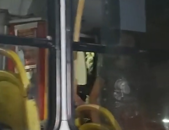 Motorista tranca ônibus com mulher suspeita de furto em Manaus