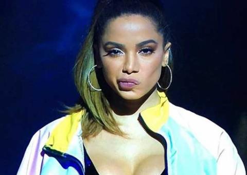 Após polêmica na CNN, Regina Duarte recebe 'textão' de Anitta: 'Grosseira'