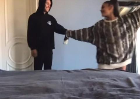 Ariana Grande aparece com novo namorado em clipe com Justin Bieber