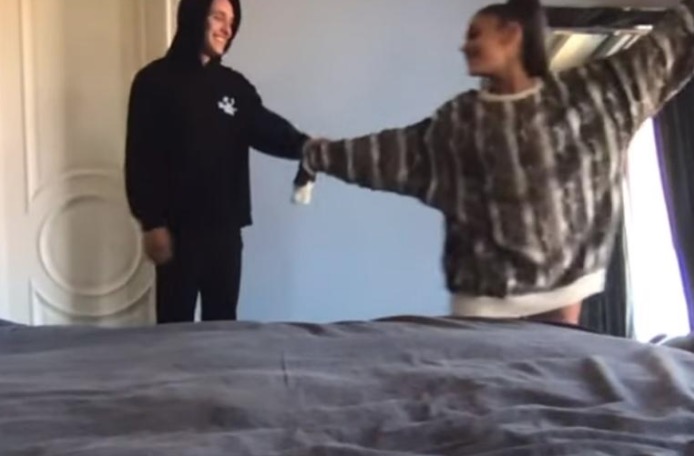 Ariana Grande aparece com novo namorado em clipe com Justin Bieber