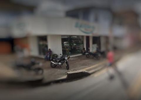 Usando capacetes para esconder rostos, dupla invade e rouba drogaria em Manaus