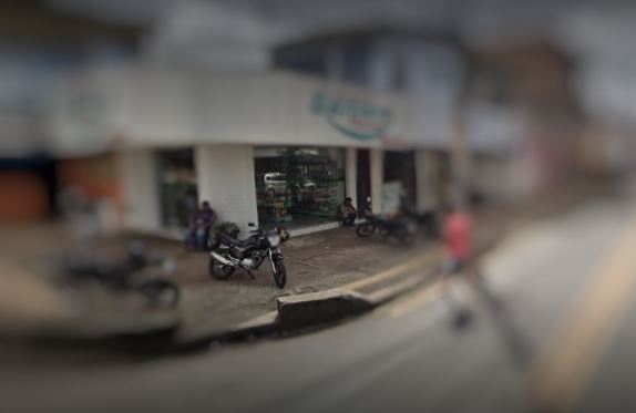 Usando capacetes para esconder rostos, dupla invade e rouba drogaria em Manaus