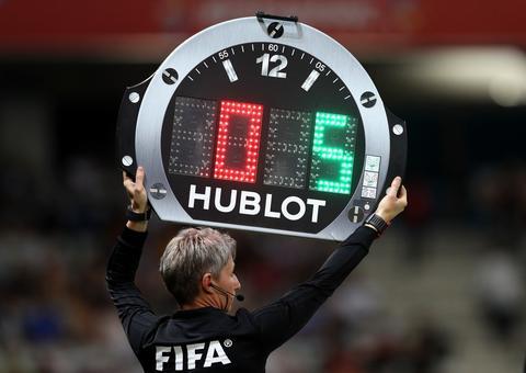 Fifa autoriza cinco substituições por jogo até fim do ano