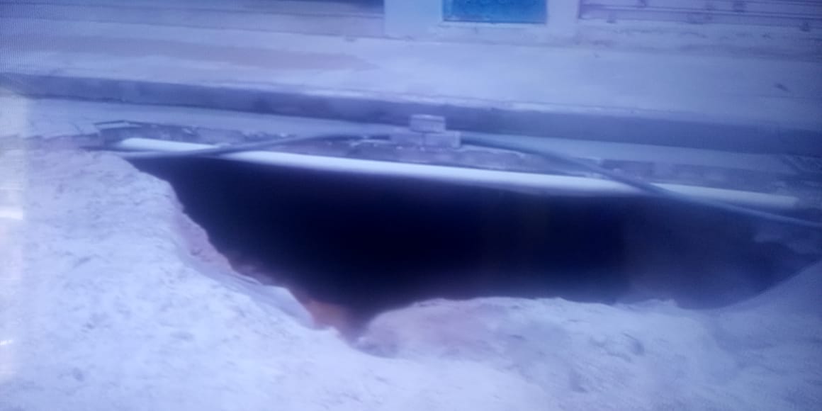 Cratera engole calçada e prédios históricos correm risco de desabar em Manaus