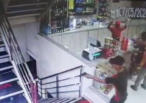 Disfarçados de clientes, casal faz a limpa em loja de conveniência em Manaus 