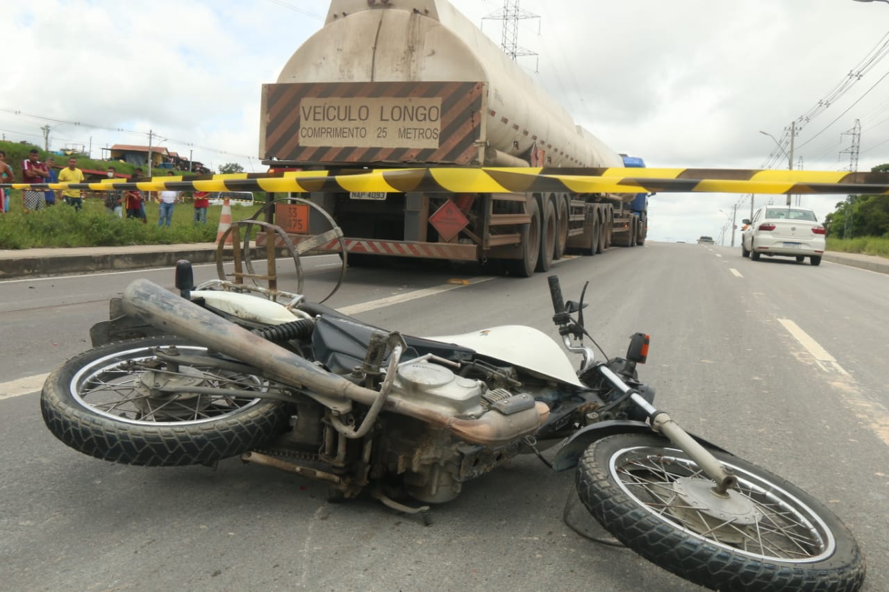 Após ser atropelado por carro, motociclista é arrastado por caminhão tanque e morre em Manaus