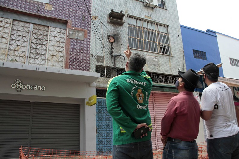 Prédio no Centro de Manaus será demolido após abertura de cratera 