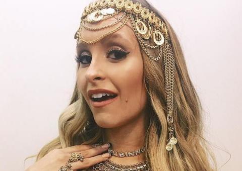 Com seios turbinados, Carla Diaz surge vestida de odalisca e leva internautas ao delírio