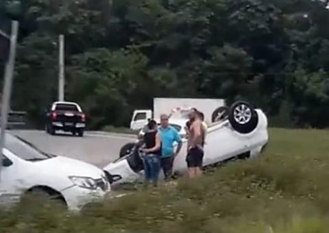 Após colisão, carro capota em avenida de Manaus 