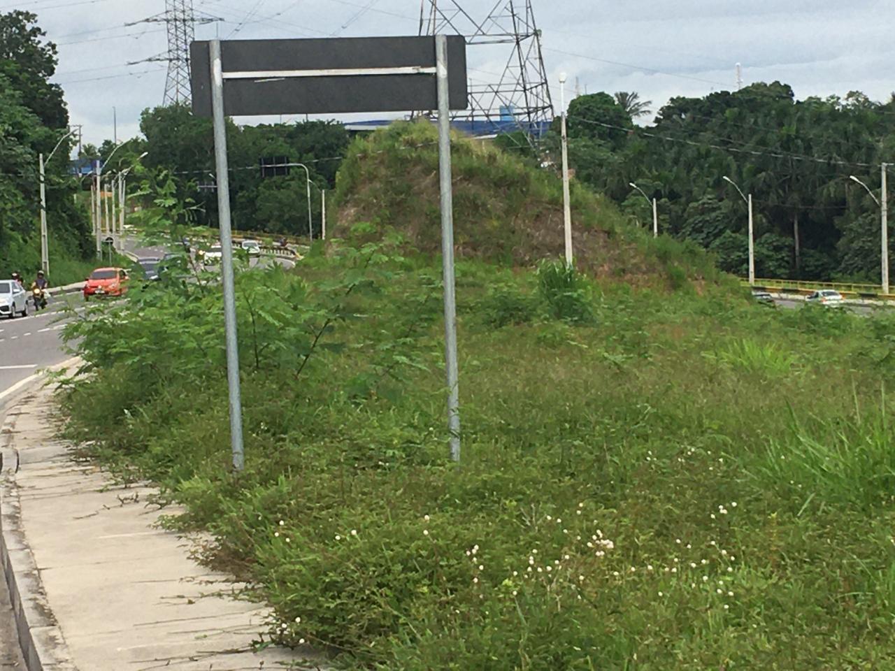 Após colisão, carro capota em avenida de Manaus 
