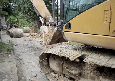 Obra de drenagem tem início após erosão em rua de Manaus   
