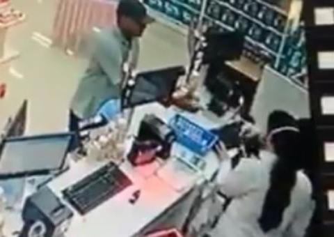 Homem se passa por cliente e assalta drogaria em Manaus