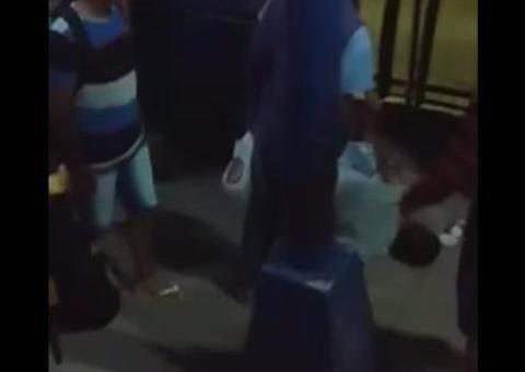 Vídeo: Furiosos, passageiros espancam assaltante até desmaiar no T1