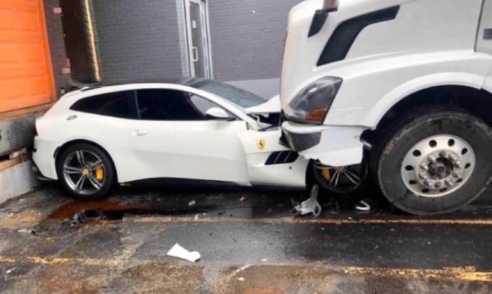 Por vingança, caminhoneiro esmaga Ferrari do patrão avaliada em R$ 1,6 milhões