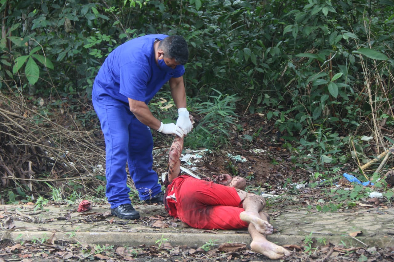 Jovem encontrado morto perto da Praia Dourada foi esfaqueado e estrangulado com corda 
