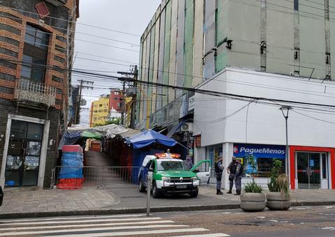 Centro comercial de Manaus é isolado com gradis em medida contra novo coronavírus 