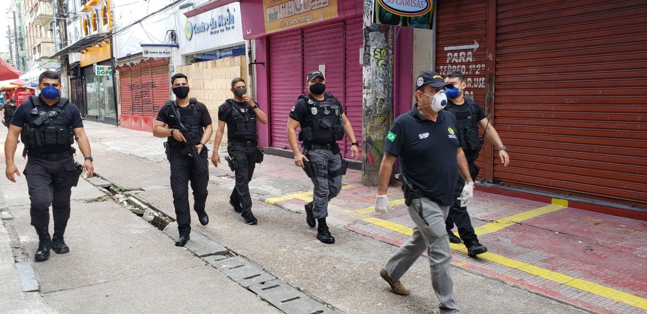 Centro comercial de Manaus é isolado com gradis em medida contra novo coronavírus 