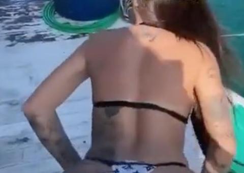 Vídeo: MC Mirela foca em bumbum de fio dental enquanto rebola freneticamente