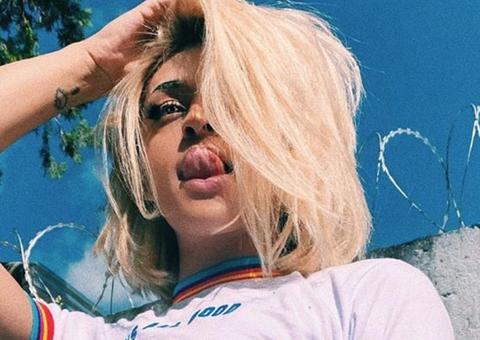 Pabllo Vittar dá close em virilha de fio-dental coladíssimo