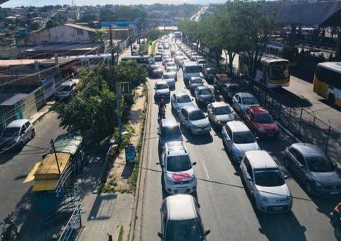 Em meio à pandemia, avenidas na zona Leste de Manaus registram trânsito intenso neste sábado 