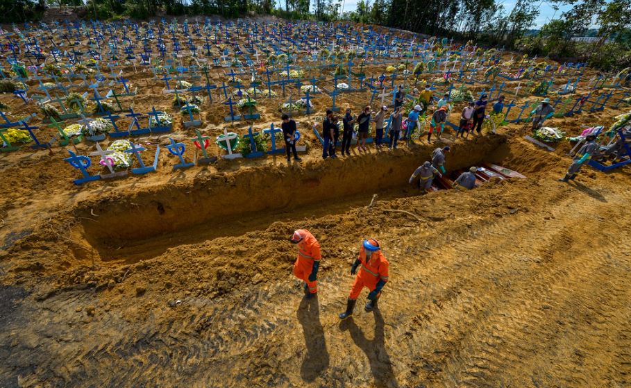 Manaus registra mais de 100 enterros na sexta-feira