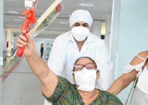 Dezessete pacientes curados da Covid-19 deixam o hospital de campanha em Manaus