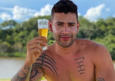 Gusttavo Lima causa polêmica ao mostrar galinhas amarradas de cabeça para baixo: 'garantindo a janta'