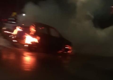 Cena de arrepiar: Carro é engolido por fogo em plena avenida em Manaus