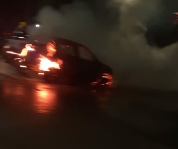 Cena de arrepiar: Carro é engolido por fogo em plena avenida em Manaus