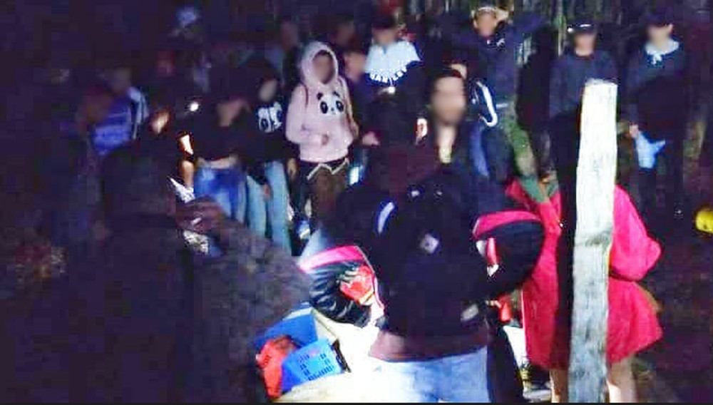 150 jovens furam quarentena e participam de baile funk regado a drogas e bebidas