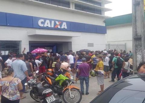 Tendas com orientações sobre auxílio emergencial são instaladas nas agências da Caixa em Manaus