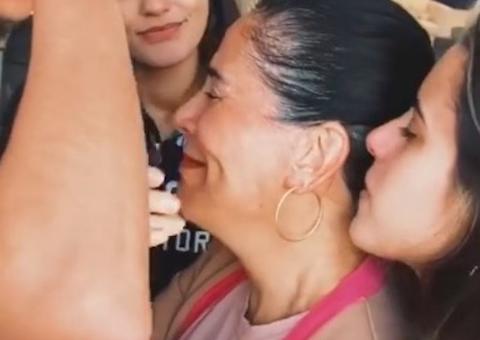 Glória Pires cai no choro ao receber homenagem dos filhos 