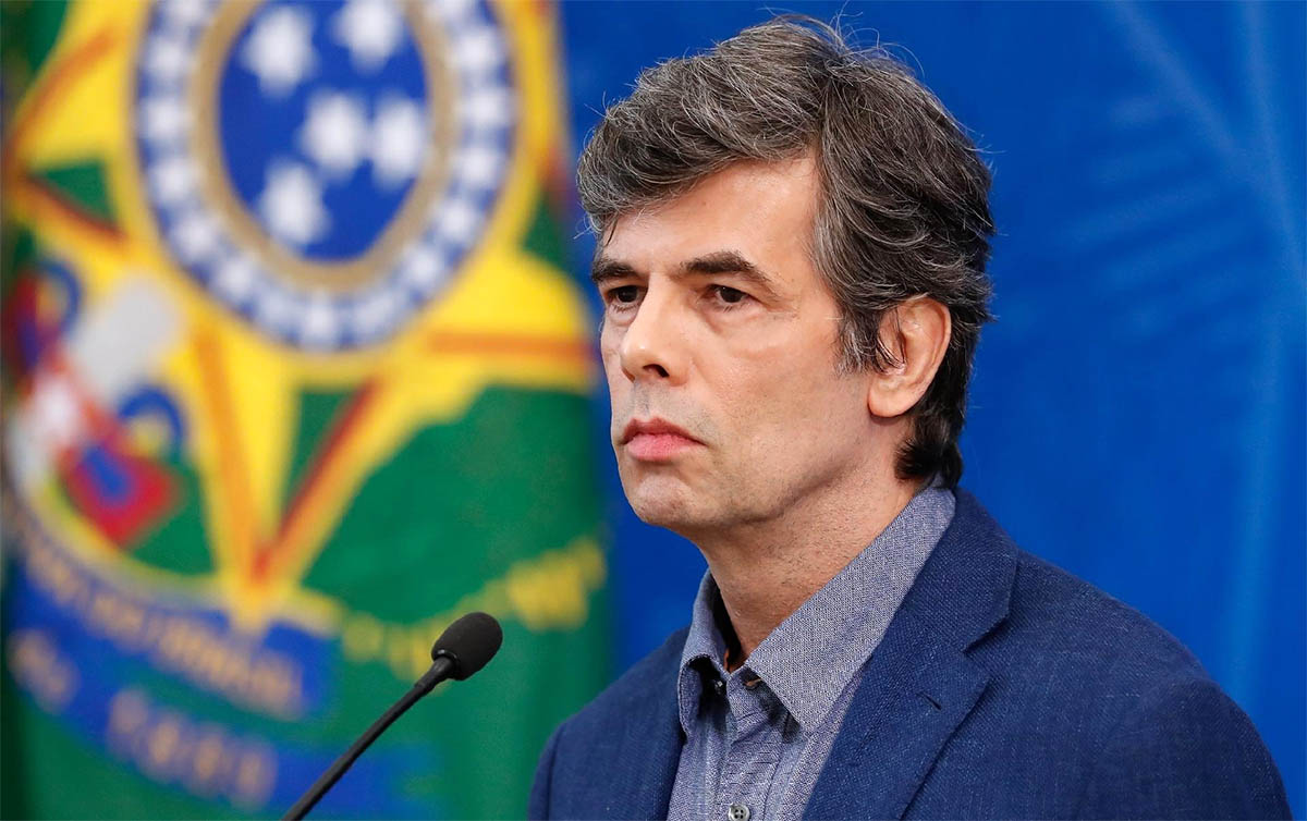 Ao contrário de Bolsonaro, Teich lamenta marca de 10 mil mortes por Covid-19 